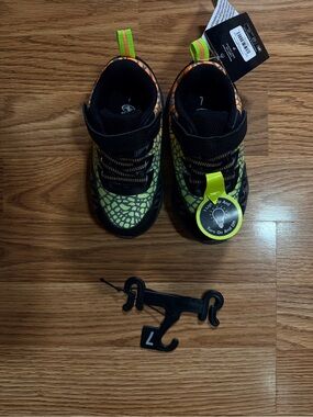 NWT Sz 7 Athletic Works LIGHT-UP Toddler Boys Dinosaur Sneakers
